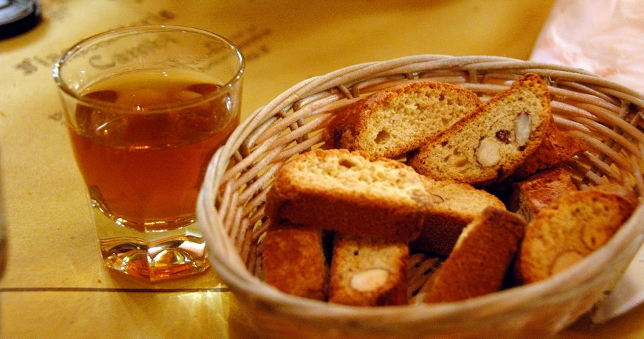Vib Santo und Biscotti di Prato (auch Cantuccini), ein traditionelles Mandelgebäck 