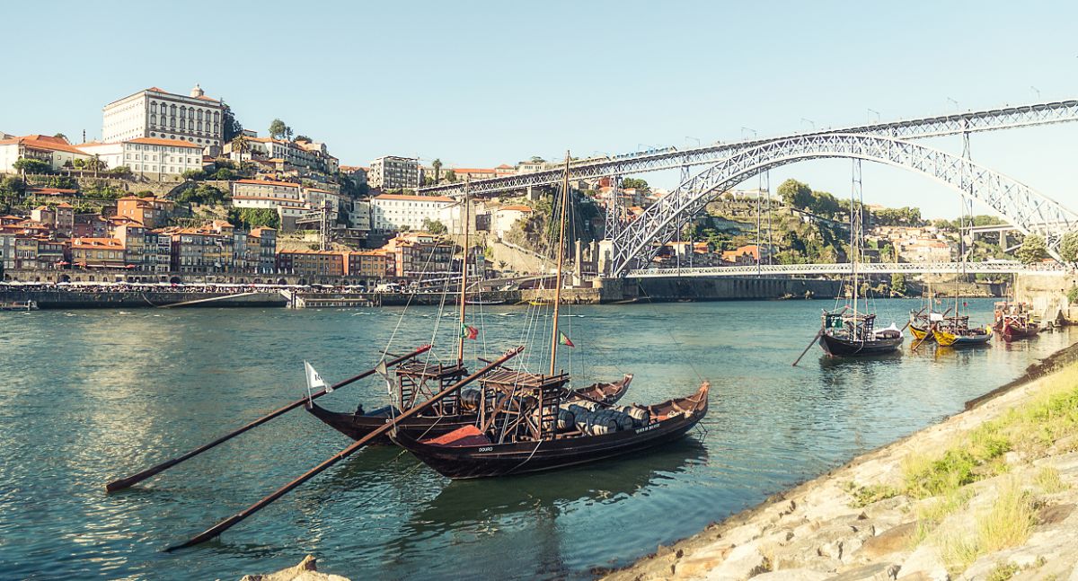 Porto - Fluss Douro und Stadt im Hintergrund