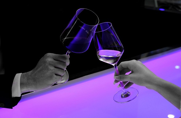 Anstoßen - zwei Hände mit Weingläsern 