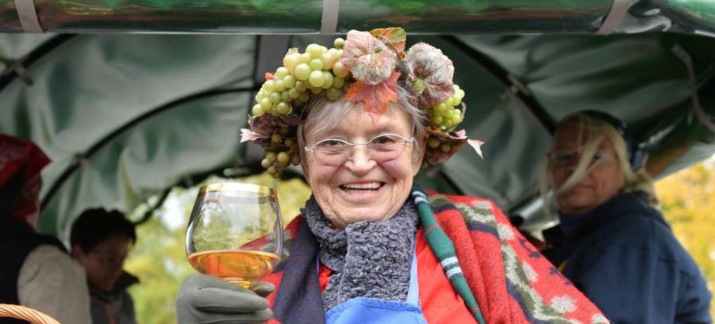 Herbstmuck - Frau mit Weinblättern und Trauben am Kopf